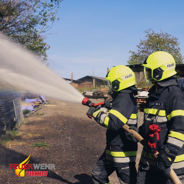 Feuerwehr mit Strahlrohr